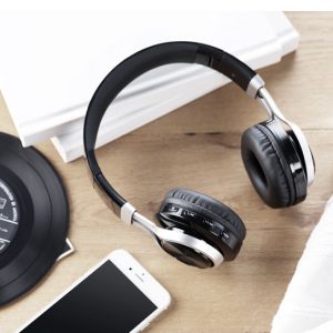 Kuulokkeet ja kaiuttimet